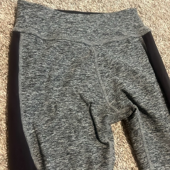 Beyond Yoga Black Charcoal Spacedye Mid Rise 7/8 Leggings with Mesh Cutouts XS - Picture 5 of 11